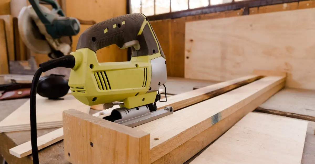 Cómo hacer una mesa de trabajo para bricolaje en casa