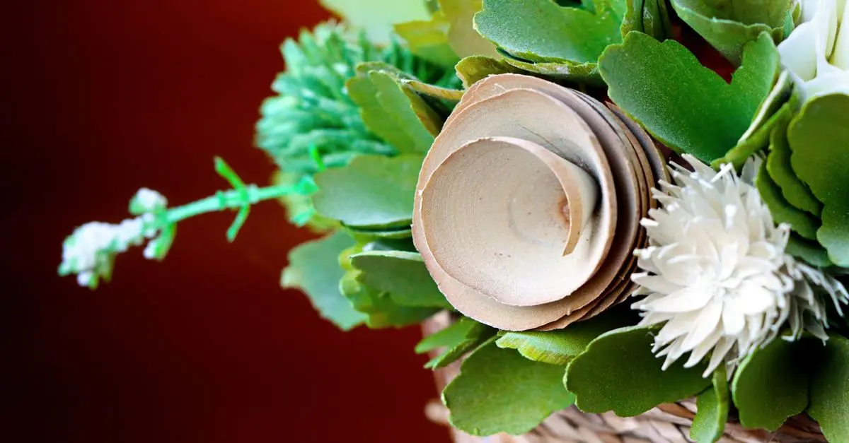 Cómo hacer un jarrón decorativo con botellas recicladas