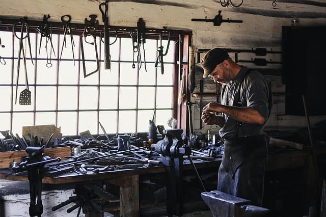 Cómo hacer una mesa de trabajo funcional para bricolaje